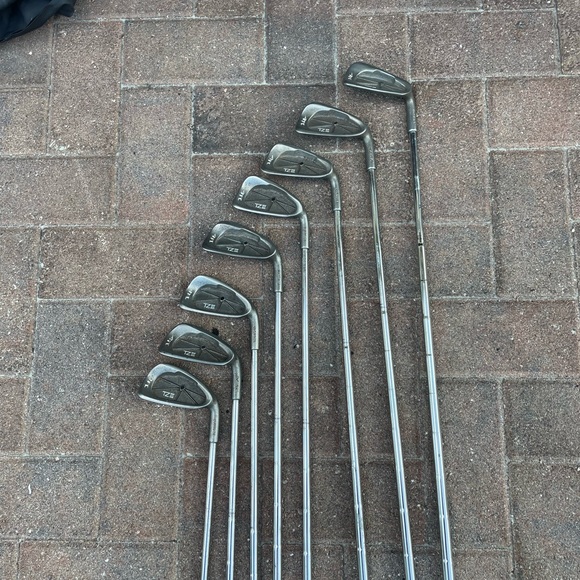 Golf clubs TZIII iron set 8 pc in right handed 
Steel shafts - Picture 6 of 9